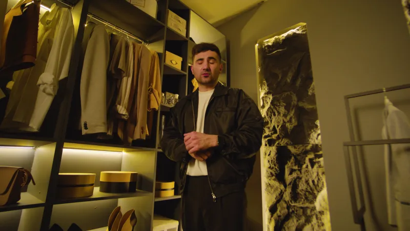 Looknet commercial still: a stylist found an employee on Looknet