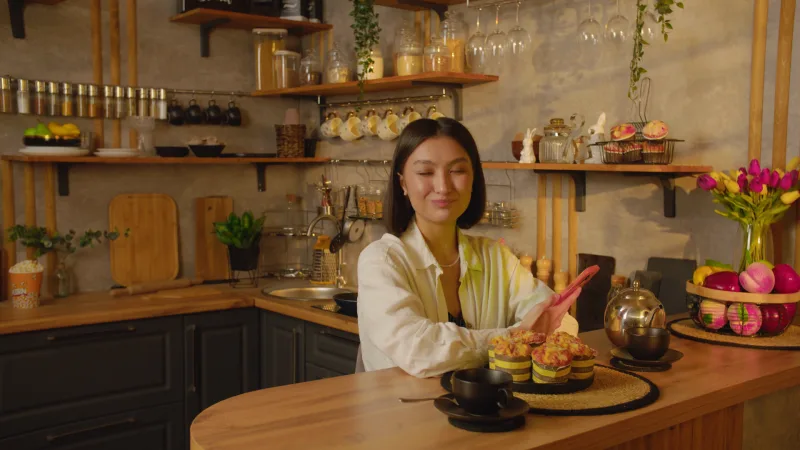 Looknet commercial still: a woman sold her car on Looknet